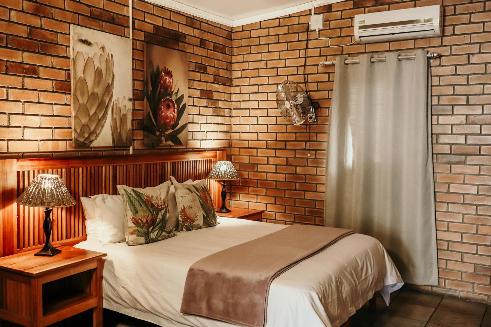 Hotel A Traveller'S Palm Phalaborwa Esterno foto